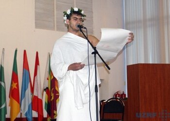 Крест, хвост и фурацилин. В РязГМУ состоялось таинство посвящения в студенты. Фоторепортаж Крест, хвост и фурацилин. В РязГМУ состоялось таинство посвящения в студенты. Фоторепортаж